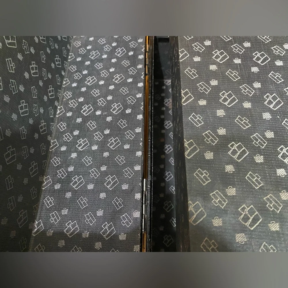 Croc-textured Caboodles case with mirror